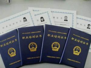 美容師學員畢業后頒發證書2