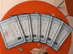美容師學員畢業后頒發證書